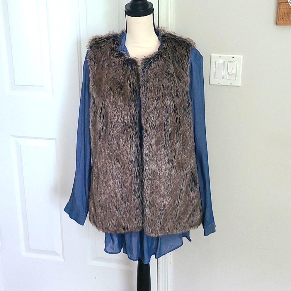 Chambray tunic and faux fur vest